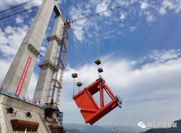 渝湘高速公路復線雙堡特大橋首節(jié)主拱肋順利實現(xiàn)吊裝