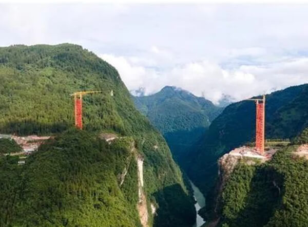 鶴峰溇水河上，峽谷中橋上建“橋”，配合完成宜來高速高難度架橋建設(shè)！