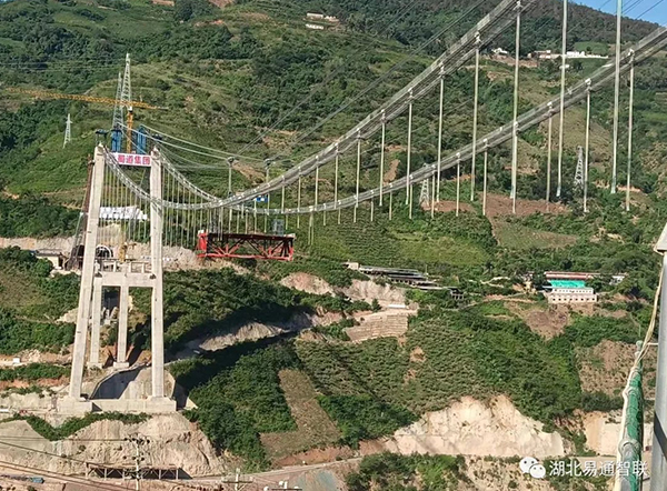 服務(wù)四川路橋 | 兩個(gè)在建特大橋纜索吊首吊成功！