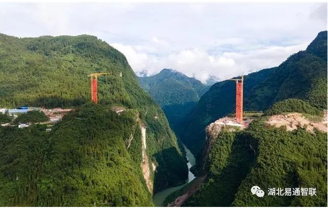 鶴峰溇水河上，峽谷中橋上建“橋”，配合完成宜來高速高難度架橋建設(shè)！